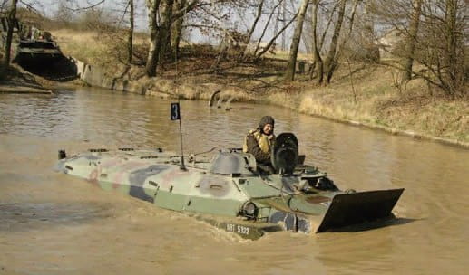 Польский МТ-ЛБ преодолевает водоем на учебном полигоне